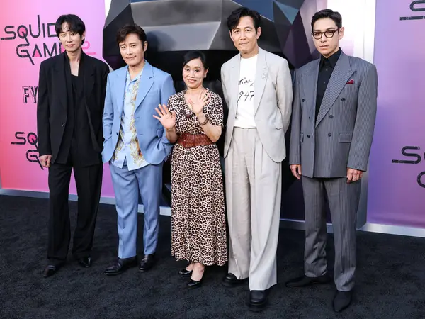 Güney Koreli aktörler Park Sung-hoon, Lee Byung-hun, Kang Ae-shim, Lee Jung-jae ve T.O.P (Choi Seung-hyun) Netflix FYSEE LA - 'Squid Game' Sezon 2 ATAS (Televizyon Sanatları ve Bilimleri Akademisi) Emmy FYC 'ye geldiler.) 