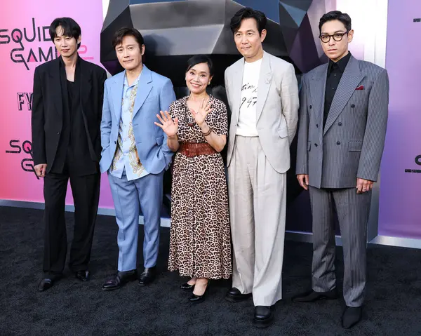 Güney Koreli aktörler Park Sung-hoon, Lee Byung-hun, Kang Ae-shim, Lee Jung-jae ve T.O.P (Choi Seung-hyun) Netflix FYSEE LA - 'Squid Game' Sezon 2 ATAS (Televizyon Sanatları ve Bilimleri Akademisi) Emmy FYC 'ye geldiler.) 