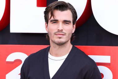 Corey Mylchreest Netflix Tudum 2025 'e ulaşır: 31 Mayıs 2025' te Inglewood, Los Angeles, Kaliforniya, ABD 'de düzenlenen canlı etkinlik.        