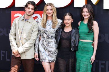 Felix Mallard, Brianne Howey, Antonia Gentry ve Sara Waisglass Netflix Tudum 2025 'e geldiler: 31 Mayıs 2025' te Inglewood, Los Angeles, Kaliforniya, ABD 'de düzenlenen canlı etkinlik.     