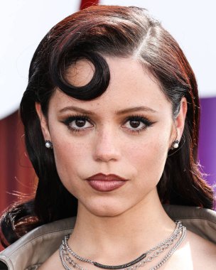 Markgong SS25 RTW ve Sheryl Lowe mücevherlerini giyen Amerikalı aktris Jenna Ortega Netflix Tudum 2025 'e ulaştı: 31 Mayıs 2025' te Inglewood, Los Angeles, Kaliforniya, ABD 'de düzenlenen canlı etkinlik.