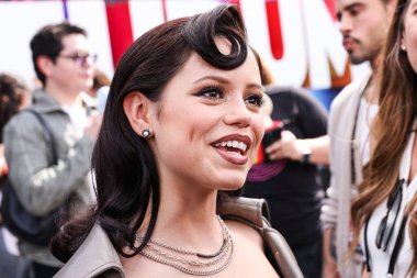 Markgong SS25 RTW ve Sheryl Lowe mücevherlerini giyen Amerikalı aktris Jenna Ortega Netflix Tudum 2025 'e ulaştı: 31 Mayıs 2025' te Inglewood, Los Angeles, Kaliforniya, ABD 'de düzenlenen canlı etkinlik.