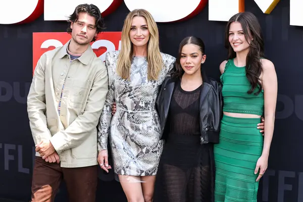 Felix Mallard, Brianne Howey, Antonia Gentry ve Sara Waisglass Netflix Tudum 2025 'e geldiler: 31 Mayıs 2025' te Inglewood, Los Angeles, Kaliforniya, ABD 'de düzenlenen canlı etkinlik.     