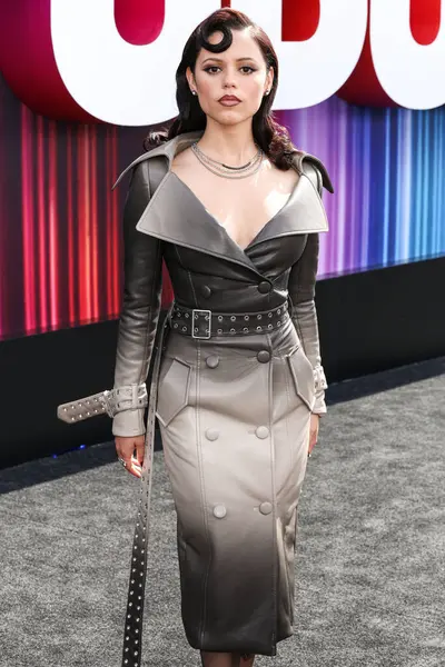 Markgong SS25 RTW ve Sheryl Lowe mücevherlerini giyen Amerikalı aktris Jenna Ortega Netflix Tudum 2025 'e ulaştı: 31 Mayıs 2025' te Inglewood, Los Angeles, Kaliforniya, ABD 'de düzenlenen canlı etkinlik.