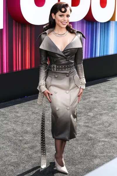 Markgong SS25 RTW ve Sheryl Lowe mücevherlerini giyen Amerikalı aktris Jenna Ortega Netflix Tudum 2025 'e ulaştı: 31 Mayıs 2025' te Inglewood, Los Angeles, Kaliforniya, ABD 'de düzenlenen canlı etkinlik.