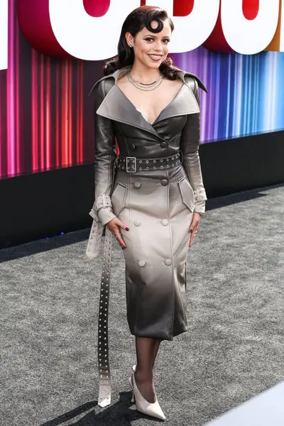 Markgong SS25 RTW ve Sheryl Lowe mücevherlerini giyen Amerikalı aktris Jenna Ortega Netflix Tudum 2025 'e ulaştı: 31 Mayıs 2025' te Inglewood, Los Angeles, Kaliforniya, ABD 'de düzenlenen canlı etkinlik.