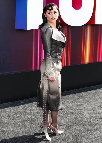 Markgong SS25 RTW ve Sheryl Lowe mücevherlerini giyen Amerikalı aktris Jenna Ortega Netflix Tudum 2025 'e ulaştı: 31 Mayıs 2025' te Inglewood, Los Angeles, Kaliforniya, ABD 'de düzenlenen canlı etkinlik.