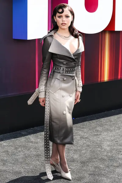 Markgong SS25 RTW ve Sheryl Lowe mücevherlerini giyen Amerikalı aktris Jenna Ortega Netflix Tudum 2025 'e ulaştı: 31 Mayıs 2025' te Inglewood, Los Angeles, Kaliforniya, ABD 'de düzenlenen canlı etkinlik.