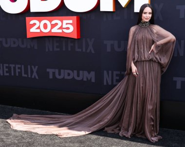 Stéphane Rolland SS25 Couture giyen Sofya Carson Netflix Tudum 2025 'e ulaştı: 31 Mayıs 2025' te Inglewood, Los Angeles, Kaliforniya, ABD 'de düzenlenen Kia Forum' da düzenlenen Canlı Olay.