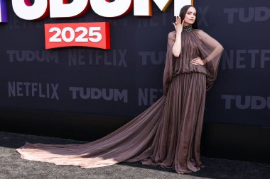 Stéphane Rolland SS25 Couture giyen Sofya Carson Netflix Tudum 2025 'e ulaştı: 31 Mayıs 2025' te Inglewood, Los Angeles, Kaliforniya, ABD 'de düzenlenen Kia Forum' da düzenlenen Canlı Olay.