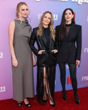 Amerikalı aktris, yönetmen, yazar ve yapımcı Justine Lupe, Amerikalı aktris, yapımcı, senarist ve komedyen Kristen Bell ve yazar, yazar ve müzisyen Jackie Tohn Netflix FYSEE LA 'ya geldiler. 