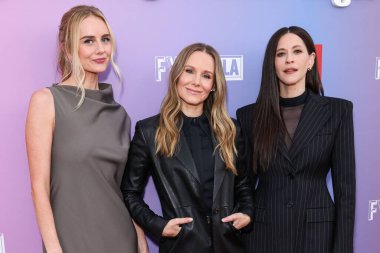 Amerikalı aktris, yönetmen, yazar ve yapımcı Justine Lupe, Amerikalı aktris, yapımcı, senarist ve komedyen Kristen Bell ve yazar, yazar ve müzisyen Jackie Tohn Netflix FYSEE LA 'ya geldiler. 