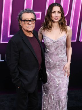 İngiliz aktör Ian McShane ve Kübalı-İspanyol aktris Ana de Armas, 3 Haziran 2025 'te Hollywood, Los Angeles' taki TCL Çin Tiyatrosu IMAX 'te düzenlenen Lionsgate' in 