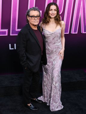 İngiliz aktör Ian McShane ve Kübalı-İspanyol aktris Ana de Armas, 3 Haziran 2025 'te Hollywood, Los Angeles' taki TCL Çin Tiyatrosu IMAX 'te düzenlenen Lionsgate' in 