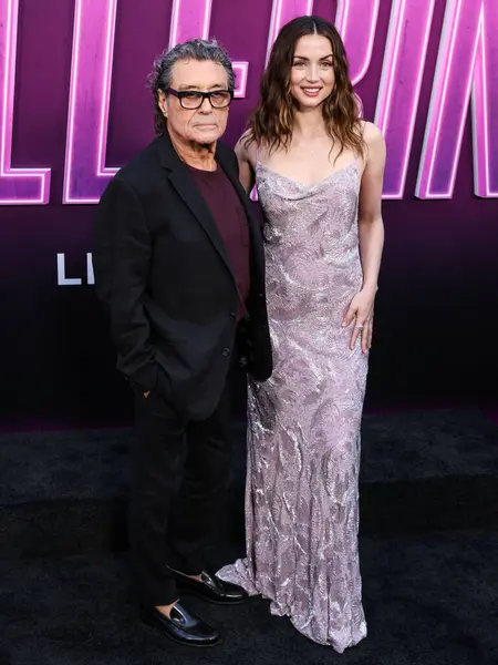 İngiliz aktör Ian McShane ve Kübalı-İspanyol aktris Ana de Armas, 3 Haziran 2025 'te Hollywood, Los Angeles' taki TCL Çin Tiyatrosu IMAX 'te düzenlenen Lionsgate' in 