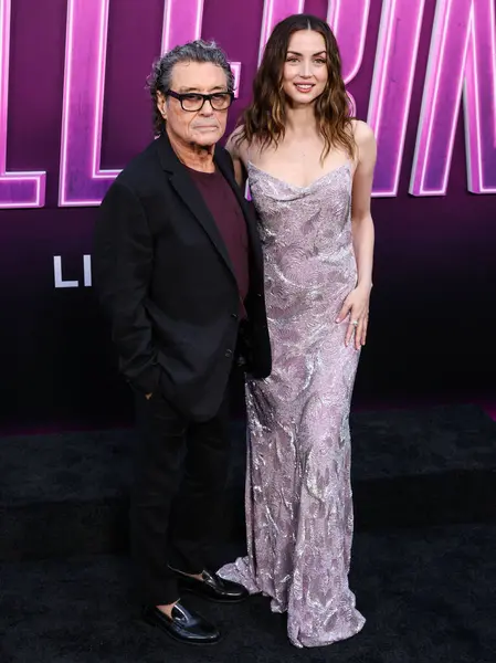 İngiliz aktör Ian McShane ve Kübalı-İspanyol aktris Ana de Armas, 3 Haziran 2025 'te Hollywood, Los Angeles' taki TCL Çin Tiyatrosu IMAX 'te düzenlenen Lionsgate' in 