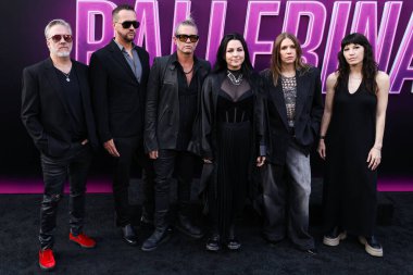 Amerikalı rock grubu Evanescence 'dan Troy McLawhorn, Tim McCord, Will Hunt, Amy Lee ve Emma Anzai, 3 Haziran 2025' te TCL Çin Tiyatrosu IMAX 'te düzenlenen 