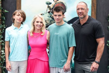 Tucker Wilkerson, Melissa Joan Hart, Braydon Wilkerson ve Mark Wilkerson, 7 Haziran 2025 tarihinde AMMP 'deki David Geffen Tiyatrosu' nda gerçekleştirilen Evrensel Resimler ve DreamWorks Animasyonunun Los Angeles galasına geldiler.
