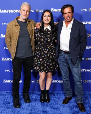 Amerikalı komedyen, televizyon sunucusu Jon Stewart, İdari televizyon yapımcısı Jen Flanz, James Dixon, Hollywood, LA, CA, ABD 'de Linwood Dunn Theater' da düzenlenen Comedy Central 'ın' The Daily Show 'ATAS Resmi Emmy FYC Gösteri Etkinliği' ne geldi.