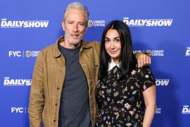 Amerikalı komedyen ve televizyon sunucusu Jon Stewart ve İdari Televizyon yapımcısı Jen Flanz, Comedy Central 'ın' The Daily Show 'ATAS Resmi Emmy FYC Gösteri Etkinliği' ne AMPAS - Linwood Dunn Theater, Hollywood, LA, CA, ABD. 