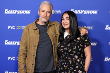 Amerikalı komedyen ve televizyon sunucusu Jon Stewart ve İdari Televizyon yapımcısı Jen Flanz, Comedy Central 'ın' The Daily Show 'ATAS Resmi Emmy FYC Gösteri Etkinliği' ne AMPAS - Linwood Dunn Theater, Hollywood, LA, CA, ABD. 