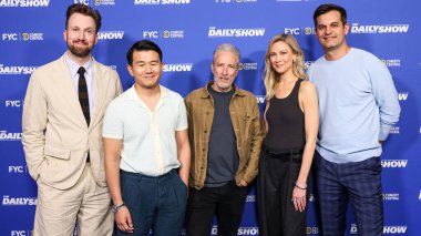 Jordan Klepper, Ronny Chieng, Jon Stewart, Desi Lydiç ve Michael Kosta, Hollywood, LA, CA, ABD 'de Linwood Dunn Tiyatrosu' nda düzenlenen Comedy Central 'ın' The Daily Show 'ATAS Resmi Emmy FYC Gösteri etkinliğine geldiler..