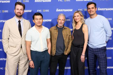 Jordan Klepper, Ronny Chieng, Jon Stewart, Desi Lydiç ve Michael Kosta, Hollywood, LA, CA, ABD 'de Linwood Dunn Tiyatrosu' nda düzenlenen Comedy Central 'ın' The Daily Show 'ATAS Resmi Emmy FYC Gösteri etkinliğine geldiler..