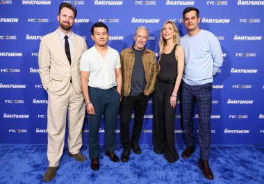 Jordan Klepper, Ronny Chieng, Jon Stewart, Desi Lydiç ve Michael Kosta, Hollywood, LA, CA, ABD 'de Linwood Dunn Tiyatrosu' nda düzenlenen Comedy Central 'ın' The Daily Show 'ATAS Resmi Emmy FYC Gösteri etkinliğine geldiler..