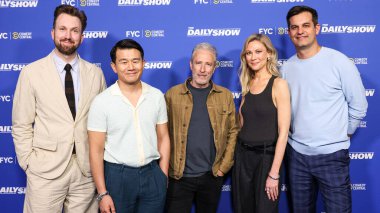 Jordan Klepper, Ronny Chieng, Jon Stewart, Desi Lydiç ve Michael Kosta, Hollywood, LA, CA, ABD 'de Linwood Dunn Tiyatrosu' nda düzenlenen Comedy Central 'ın' The Daily Show 'ATAS Resmi Emmy FYC Gösteri etkinliğine geldiler..