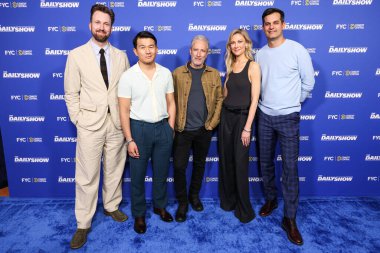 Jordan Klepper, Ronny Chieng, Jon Stewart, Desi Lydiç ve Michael Kosta, Hollywood, LA, CA, ABD 'de Linwood Dunn Tiyatrosu' nda düzenlenen Comedy Central 'ın' The Daily Show 'ATAS Resmi Emmy FYC Gösteri etkinliğine geldiler..