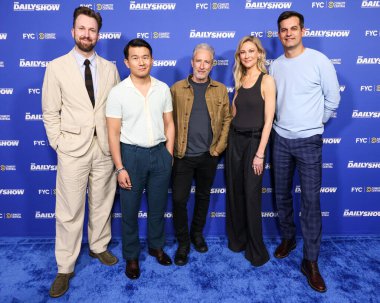 Jordan Klepper, Ronny Chieng, Jon Stewart, Desi Lydiç ve Michael Kosta, Hollywood, LA, CA, ABD 'de Linwood Dunn Tiyatrosu' nda düzenlenen Comedy Central 'ın' The Daily Show 'ATAS Resmi Emmy FYC Gösteri etkinliğine geldiler..