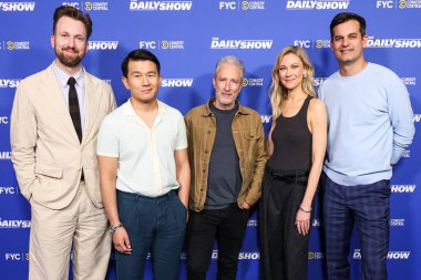 Jordan Klepper, Ronny Chieng, Jon Stewart, Desi Lydiç ve Michael Kosta, Hollywood, LA, CA, ABD 'de Linwood Dunn Tiyatrosu' nda düzenlenen Comedy Central 'ın' The Daily Show 'ATAS Resmi Emmy FYC Gösteri etkinliğine geldiler..