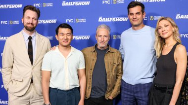 Jordan Klepper, Ronny Chieng, Jon Stewart, Michael Kosta ve Desi Lydiç, Hollywood, LA, CA, ABD 'de Linwood Dunn Tiyatrosu' nda düzenlenen Comedy Central 'ın' The Daily Show 'ATAS Resmi Emmy FYC Gösteri etkinliğine geldiler.. 