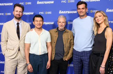 Jordan Klepper, Ronny Chieng, Jon Stewart, Michael Kosta ve Desi Lydiç, Hollywood, LA, CA, ABD 'de Linwood Dunn Tiyatrosu' nda düzenlenen Comedy Central 'ın' The Daily Show 'ATAS Resmi Emmy FYC Gösteri etkinliğine geldiler.. 