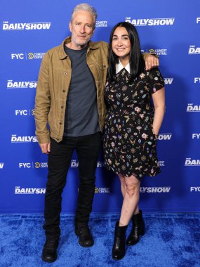 Amerikalı komedyen ve televizyon sunucusu Jon Stewart ve İdari Televizyon yapımcısı Jen Flanz, Comedy Central 'ın' The Daily Show 'ATAS Resmi Emmy FYC Gösteri Etkinliği' ne AMPAS - Linwood Dunn Theater, Hollywood, LA, CA, ABD. 