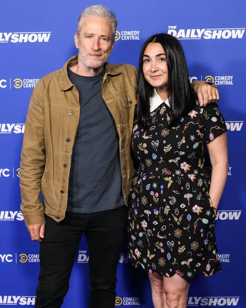 Amerikalı komedyen ve televizyon sunucusu Jon Stewart ve İdari Televizyon yapımcısı Jen Flanz, Comedy Central 'ın' The Daily Show 'ATAS Resmi Emmy FYC Gösteri Etkinliği' ne AMPAS - Linwood Dunn Theater, Hollywood, LA, CA, ABD. 