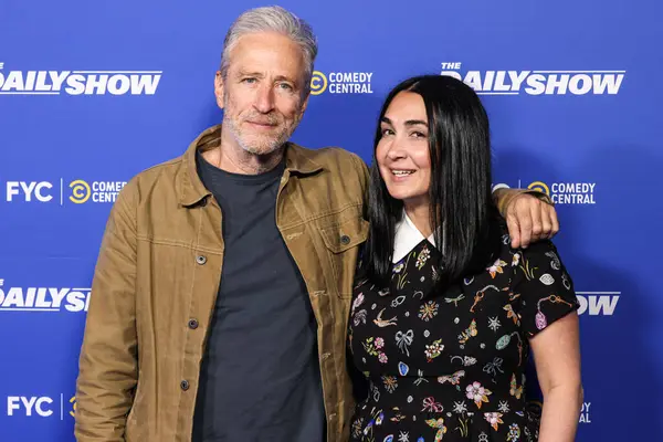 Amerikalı komedyen ve televizyon sunucusu Jon Stewart ve İdari Televizyon yapımcısı Jen Flanz, Comedy Central 'ın' The Daily Show 'ATAS Resmi Emmy FYC Gösteri Etkinliği' ne AMPAS - Linwood Dunn Theater, Hollywood, LA, CA, ABD. 