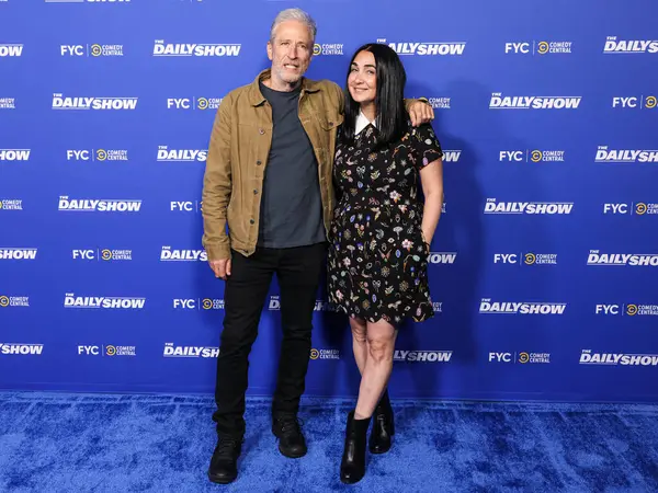 Amerikalı komedyen ve televizyon sunucusu Jon Stewart ve İdari Televizyon yapımcısı Jen Flanz, Comedy Central 'ın' The Daily Show 'ATAS Resmi Emmy FYC Gösteri Etkinliği' ne AMPAS - Linwood Dunn Theater, Hollywood, LA, CA, ABD. 