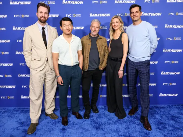 Jordan Klepper, Ronny Chieng, Jon Stewart, Desi Lydiç ve Michael Kosta, Hollywood, LA, CA, ABD 'de Linwood Dunn Tiyatrosu' nda düzenlenen Comedy Central 'ın' The Daily Show 'ATAS Resmi Emmy FYC Gösteri etkinliğine geldiler..