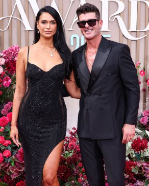 April Love Geary ve kocası Robin Thicke, 9 Haziran 2025 'te Los Angeles, Kaliforniya' da Peacock Tiyatrosu 'nda düzenlenen BET Ödülleri' ne (25..