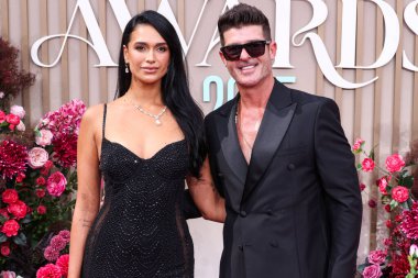 April Love Geary ve kocası Robin Thicke, 9 Haziran 2025 'te Los Angeles, Kaliforniya' da Peacock Tiyatrosu 'nda düzenlenen BET Ödülleri' ne (25..