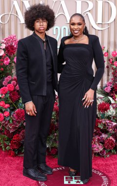 David Daniel Otunga Jr. ve annesi Jennifer Hudson, 9 Haziran 2025 tarihinde Los Angeles, Kaliforniya 'da Peacock Tiyatrosu' nda düzenlenen BET Ödülleri 'ne (25.