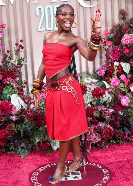 Miu Miu 'yu giyen Doechii, 9 Haziran 2025 tarihinde Los Angeles, Kaliforniya' da Peacock Tiyatrosu 'nda düzenlenen BET Ödülleri' ne (25.. 