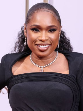 Jennifer Hudson, Gaurav Gupta elbisesi ve 270 bin doların üzerinde Jared Atelier doğal elması giyerek, Los Angeles 'taki Peacock Tiyatrosu' nda 9 Haziran 2025 'de düzenlenen BET Ödülleri' ne (25.