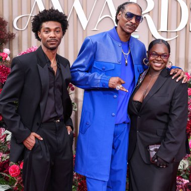 Jonathan Daviss, Snoop Dogg ve Cori Broadus, 9 Haziran 2025 tarihinde Los Angeles, Kaliforniya 'da Peacock Tiyatrosu' nda düzenlenen BET Ödülleri 'ne (25..