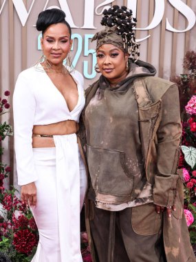LOS ANGELES, CALIFORNIA, ABD - Haziran 09: Amerikalı aktris ve yönetmen LisaRaye McCoy ve kız kardeşi / Amerikalı rapçi, aktris, yapımcı ve radyo karakteri Da Brat (Shawntae Harris-Dupart) BET Ödülleri 2025 'e geldiler 
