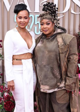 LOS ANGELES, CALIFORNIA, ABD - Haziran 09: Amerikalı aktris ve yönetmen LisaRaye McCoy ve kız kardeşi / Amerikalı rapçi, aktris, yapımcı ve radyo karakteri Da Brat (Shawntae Harris-Dupart) BET Ödülleri 2025 'e geldiler 