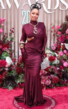 Michael Costello 'nun yanında Alexis Bittar çantası ve mücevherleri ile Los Angeles' taki Peacock Tiyatrosu 'nda düzenlenen BET Ödülleri 2025' e (25.. 