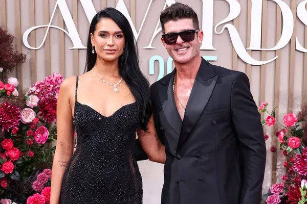 April Love Geary ve kocası Robin Thicke, 9 Haziran 2025 'te Los Angeles, Kaliforniya' da Peacock Tiyatrosu 'nda düzenlenen BET Ödülleri' ne (25..