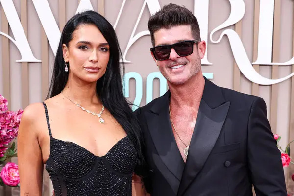 April Love Geary ve kocası Robin Thicke, 9 Haziran 2025 'te Los Angeles, Kaliforniya' da Peacock Tiyatrosu 'nda düzenlenen BET Ödülleri' ne (25..
